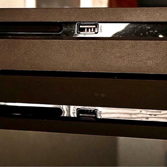 Sony PS4 console, 2 controllers & 10 games - Picture 3 of 5